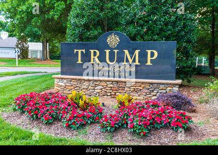 Mooresville, North Carolina, USA: Cartello d'ingresso al Trump National Golf Club Charlotte. Foto Stock