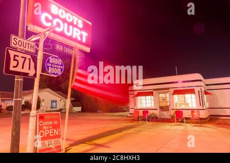 Carthage USA - Settembre 2015; Boots Court Motel, hotel a motore in stile deco fedelmente restaurato, storico della US Route 66, con stelle e strisce sfocate Foto Stock