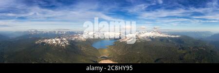 Veduta aerea panoramica di Garibaldi circondata dal bellissimo paesaggio montano canadese Foto Stock