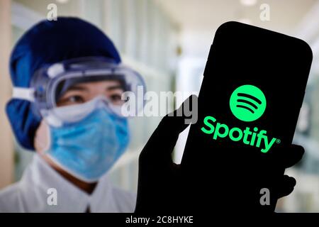 In questa illustrazione fotografica viene visualizzato il logo di un'app musicale Spotify sullo smartphone. Foto Stock