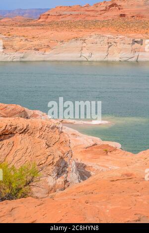 Il fiume Colorado attraversa l'area ricreativa nazionale di Glen Canyon a Page, nella contea di Coconino, Arizona Foto Stock