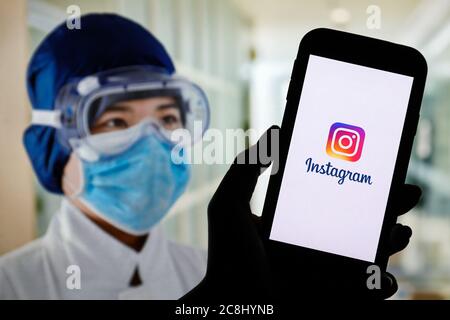 In questa illustrazione fotografica viene visualizzato un logo dell'app per foto sui social media Instagram sullo smartphone. Foto Stock