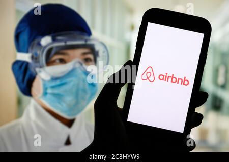 In questa illustrazione della foto un logo Airbnb vede visualizzato su uno smartphone. Foto Stock