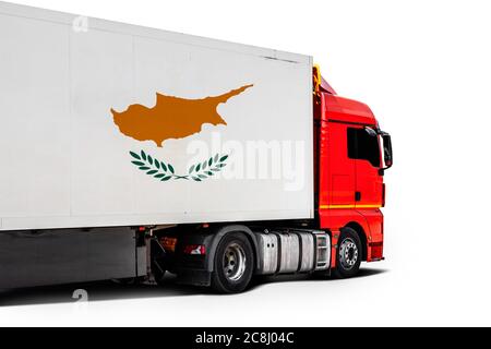 Grande camion con la bandiera nazionale di Cipro su sfondo bianco isolato, vista laterale. Concetto di esportazione-importazione, trasporto, consegna nazionale di go Foto Stock