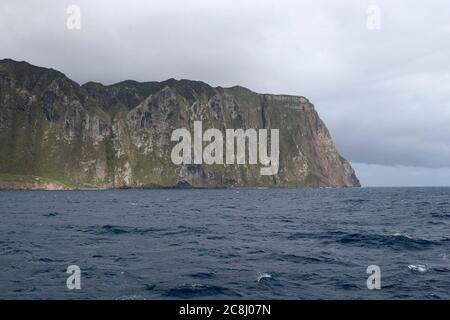 Ripide scogliere, isola inaccessibile, Tristan da Cunha Group, British Overseas Territories, Oceano Atlantico del Sud 13th aprile 2018 Foto Stock