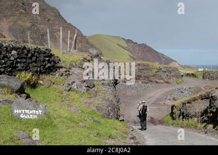 “Hottentot Gulch”, lungo la strada per le patate patch, guardando verso ovest, Isola di Tristan da Cunha, Oceano Atlantico del Sud, 12th aprile 2018 Foto Stock