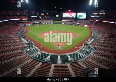 St. Louis, Stati Uniti. 24 luglio 2020. I St. Louis Cardinals pipistrello contro i Pittsburgh Pirates in un vuoto Busch Stadium il giorno di apertura a St. Louis, venerdì 24 luglio 2020. Photo by Bill Greenblatt/UPI Credit: UPI/Alamy Live News Foto Stock