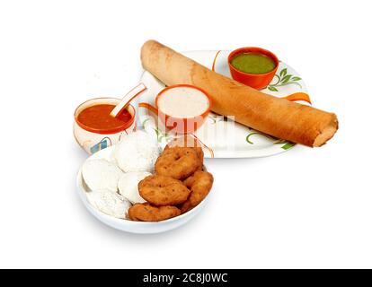 Gruppo di cibo dell'India del Sud come carta Masala DOSA (dhosa), Idli o folle, Wada o vada (Medu vada), sambhar, sambar e chutney di cocco, backgrou bianco Foto Stock