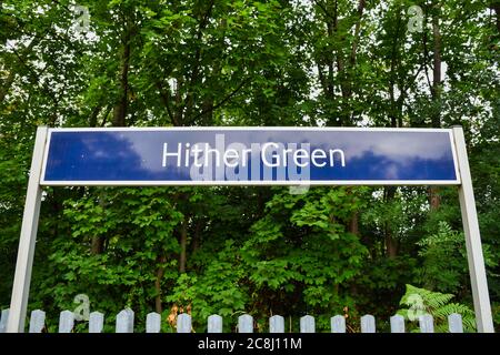 Un cartello alla stazione di Hither Green. Le linee Sidcup, Grove Park e Bromley North attraverso Hither Green chiuderanno per nove giorni da Sabato 25 Luglio 2020 a Domenica 2 Agosto 2020. La chiusura è dovuta al completamento di importanti miglioramenti di segnalazione da parte di Network Rail per migliorare l'affidabilità dei passeggeri nel Sud di Londra. L'attuale sistema di segnalazione, che controlla la circolazione dei treni sulle linee attraverso Hither Green, è stato in vigore dagli anni '70 ed è diventato inaffidabile causando ritardi e cancellazioni di treni. Le linee Sidcup, Grove Park e Bromley North attraverso Hither Green si chiuderanno Foto Stock