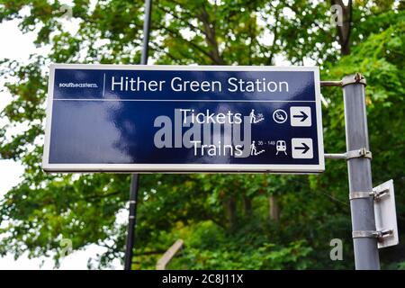 Una vista di un cartello alla stazione di Hither Green. Le linee Sidcup, Grove Park e Bromley North attraverso Hither Green chiuderanno per nove giorni da Sabato 25 Luglio 2020 a Domenica 2 Agosto 2020. La chiusura è dovuta al fatto che la rete ferroviaria ha completato importanti miglioramenti di segnalazione per migliorare l'affidabilità dei passeggeri nel sud di Londra. L'attuale sistema di segnalazione, che controlla la circolazione dei treni sulle linee attraverso Hither Green, è in vigore dagli anni '70 ed è diventato inaffidabile causando ritardi e cancellazioni di treni. Foto Stock