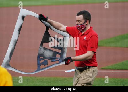 St. Louis, Stati Uniti. 24 luglio 2020. Un custode di un campo dello stadio Busch rimuove una matita nera delle vite dal tumulo di caraffe prima del Pittsburgh Pirates-St. Louis Cardinals, partita di baseball allo stadio Busch di St. Louis venerdì 24 luglio 2020. Photo by Bill Greenblatt/UPI Credit: UPI/Alamy Live News Foto Stock
