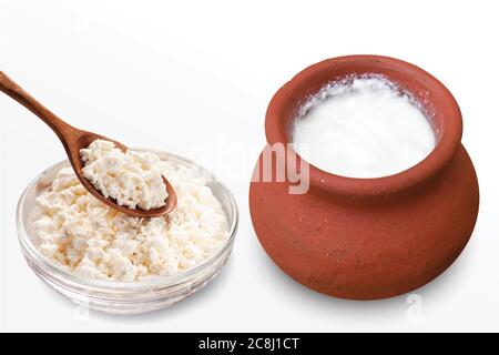 Desi Makhan, formaggio fresco casolare in una ciotola con cucchiaio e latticello su sfondo bianco. - immagine. Foto Stock