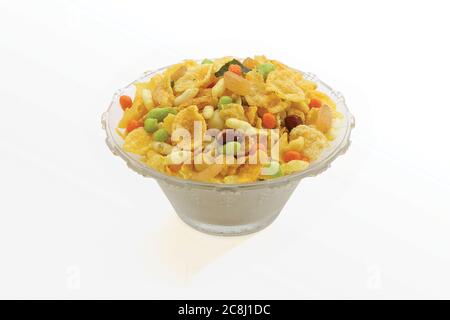 Fritto e piccante dolce Farali chevdo, chivda, Chewada è uno spuntino molto popolare Gujarati, ciotola bianca su sfondo bianco, sacchetto che impacchettano strada comune sna Foto Stock