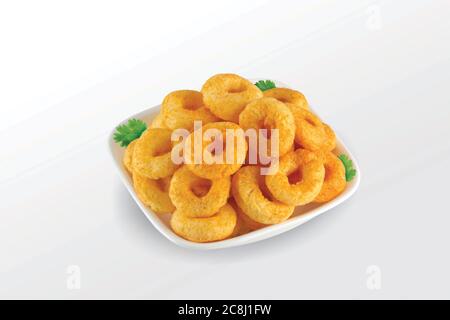 Mucchio di anello di mais croccante, Crema & spuntino di cipolla (Fryums - Frymus) in piatto bianco isolato su sfondo bianco, anelli di cereali Sweet Brekfast - immagine Foto Stock