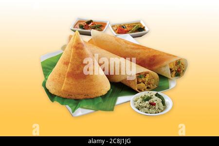 Gruppo di cibo dell'India del Sud come carta Masala DOSA (dhosa), Idli o folle, Wada o vada (Medu vada), sambhar, sambar e chutney di cocco, backgrou bianco Foto Stock