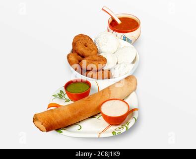 Gruppo di cibo dell'India del Sud come carta Masala DOSA (dhosa), Idli o folle, Wada o vada (Medu vada), sambhar, sambar e chutney di cocco, backgrou bianco Foto Stock