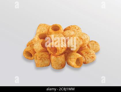 Fritti e piccanti gustosi a forma di tubo giallo (Papad Pipe) molto croccanti. I bambini li amano molto spuntini o fryums (pellet di spuntini) serviti in un w Foto Stock