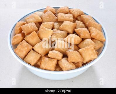 Shakkar pare anche sapere come Shakkarpare, Shakarpare, Shakarpali, Shakkar Para, Sakarpara o Shankarpalli o shankar pale è uno snack tipicamente realizzata in Foto Stock