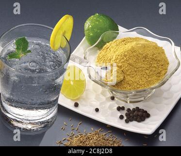 La bevanda estiva indiana Jaljeera o Jal-Jeera è una bevanda indiana preparata con polvere di cumino in acqua e servita fredda con fetta di limone - immagine Foto Stock