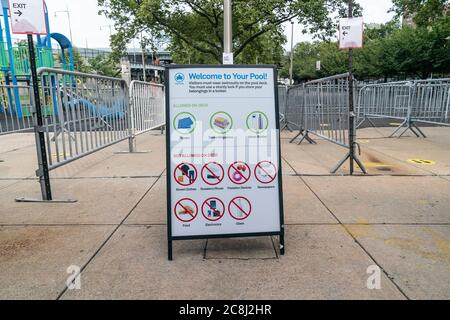 New York, Stati Uniti. 24 luglio 2020. Cartello visto il primo giorno di apertura delle piscine pubbliche come parte della fase quattro della città presso la piscina Wagner su Triboro Plaza. Le autorità cittadine aprono un numero limitato di piscine pubbliche in tutti i quartieri di New York a partire dal 24 luglio. Come l'estate calda continua la gente gode di acqua fredda e l'occasione di rilassarsi mantenendo le distanze sociali e indossando le maschere quando non in acqua. Credit: Pacific Press Agency/Alamy Live News Foto Stock