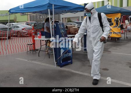 Juarez, Messico. 24 luglio 2020. Date le attuali restrizioni del covid 19 a Ciudad Juarez che vietano la riapertura dei centri commerciali, i proprietari di bussiness al dettaglio riaprono i negozi presso il parcheggio del centro commerciale nel tentativo di recuperare dalla perdita di vendite da mesi passati (Foto di David Peinado/Pacific Press) credito: Pacific Press Agency/Alamy Live News Foto Stock