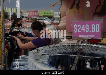 Juarez, Messico. 24 luglio 2020. Date le attuali restrizioni del covid 19 a Ciudad Juarez che vietano la riapertura dei centri commerciali, i proprietari di bussiness al dettaglio riaprono i negozi presso il parcheggio del centro commerciale nel tentativo di recuperare dalla perdita di vendite da mesi passati (Foto di David Peinado/Pacific Press) credito: Pacific Press Agency/Alamy Live News Foto Stock