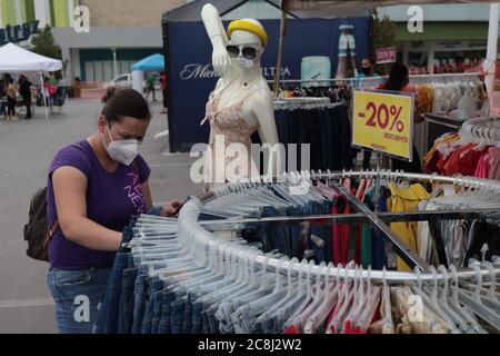 Juarez, Messico. 24 luglio 2020. Date le attuali restrizioni del covid 19 a Ciudad Juarez che vietano la riapertura dei centri commerciali, i proprietari di bussiness al dettaglio riaprono i negozi presso il parcheggio del centro commerciale nel tentativo di recuperare dalla perdita di vendite da mesi passati (Foto di David Peinado/Pacific Press) credito: Pacific Press Agency/Alamy Live News Foto Stock