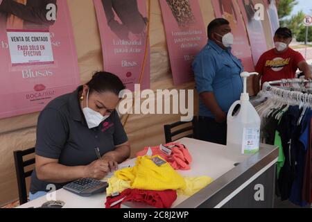 Juarez, Messico. 24 luglio 2020. Date le attuali restrizioni del covid 19 a Ciudad Juarez che vietano la riapertura dei centri commerciali, i proprietari di bussiness al dettaglio riaprono i negozi presso il parcheggio del centro commerciale nel tentativo di recuperare dalla perdita di vendite da mesi passati (Foto di David Peinado/Pacific Press) credito: Pacific Press Agency/Alamy Live News Foto Stock