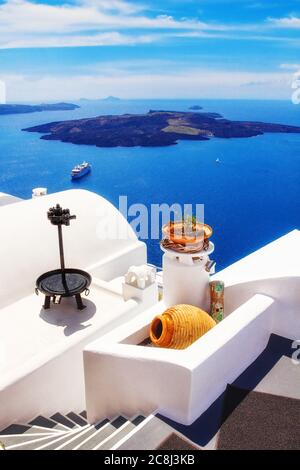 Dettagli di Fira Village, Santorini, Grecia (vista sulla caldera sullo sfondo) Foto Stock