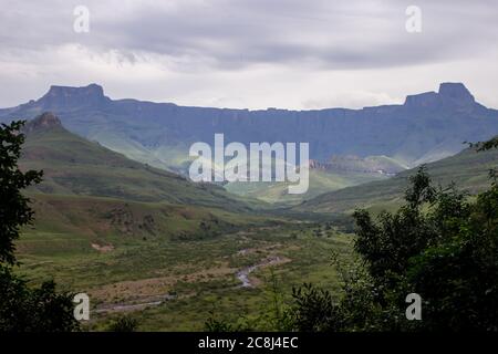 Vista mattutina dell'iconico monte Anfiteatro e del fiume Tugela delle montagne Drakensberg, Sudafrica, durante un autu freddo e coperto Foto Stock