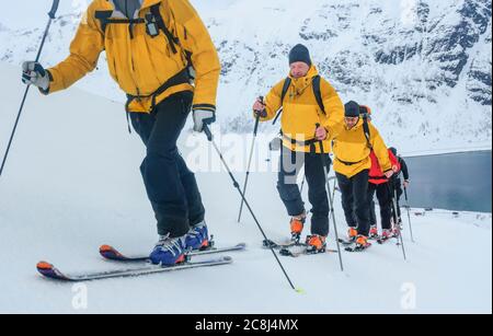 Sciatori in salita nelle alpi norvegesi settentrionali di Lyngen Foto Stock