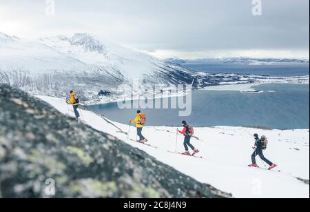 Sciatori in salita nelle alpi norvegesi settentrionali di Lyngen Foto Stock