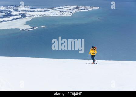 Sciatori in salita nelle alpi norvegesi settentrionali di Lyngen Foto Stock