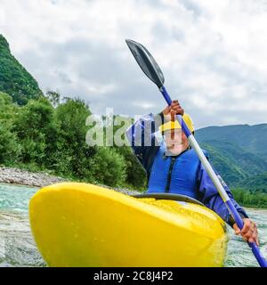 Uomo sportivo in kayak sul fiume Ssoca in slovenia Foto Stock