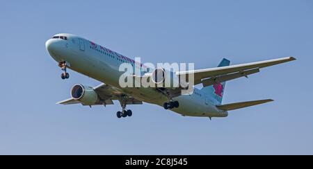 Air Canada Boeing 767 C-FPCA sull'approccio finale all'aeroporto di Londra-Heathrow LHR Foto Stock