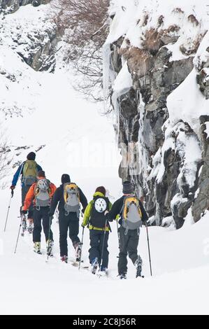 Un gruppo di alpinisti che esplorano la regione dell'alta Maurienne una giornata fredda e nevosa Foto Stock