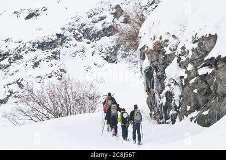 Un gruppo di alpinisti che esplorano la regione dell'alta Maurienne una giornata fredda e nevosa Foto Stock