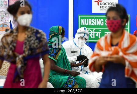 (200725) -- NUOVA DELHI, 25 luglio 2020 (Xinhua) -- UN lavoratore medico controlla le condizioni di salute di un paziente in un centro di assistenza COVID-19 a Nuova Delhi, India il 24 luglio 2020. Il ministero della salute indiano ha detto sabato mattina che 757 nuovi decessi dovuti a COVID-19, oltre a 48,916 nuovi casi positivi, sono stati riportati durante le ultime 24 ore in tutto il paese, portando il numero di decessi a 31,358 e il totale dei casi a 1,336,861. (Foto di Partha Sarkar/Xinhua) Foto Stock