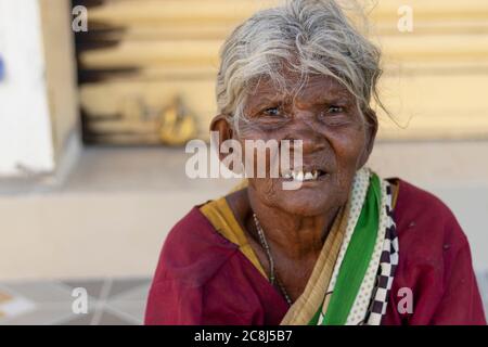 Chennai-Tamilnadu India , 24 luglio 2020. Donna anziana seduta vicino alla strada fuori, ritratto della gente anziana Foto Stock