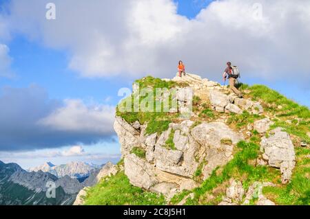 Escursione in coppia al sole serale sulla cresta vicino alla vetta del Nebelhorn nelle Alpi di Allgäu Foto Stock