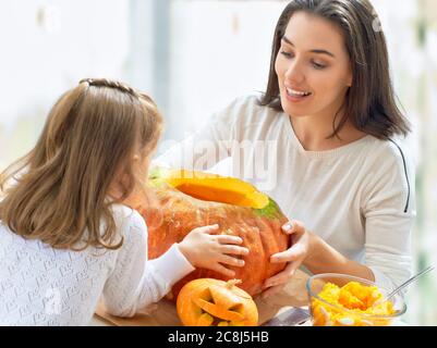 Madre e figlia carving zucca Foto Stock