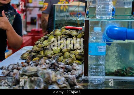 Boracay, Filippine - 22 gennaio 2020: Venditori di mercato del pesce sull'isola di Boracay. Foto Stock