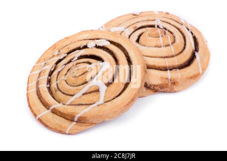 Panini alla cannella appena sfornati isolati su sfondo bianco Foto Stock