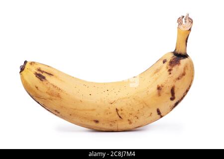 Banana matura gialla, una banana soprammatura con macchie scure isolate su sfondo bianco Foto Stock