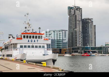 Gdynia, Polonia - 30 giugno 2020: Catamarano passeggeri alla banchina nel porto di Gdynia Foto Stock