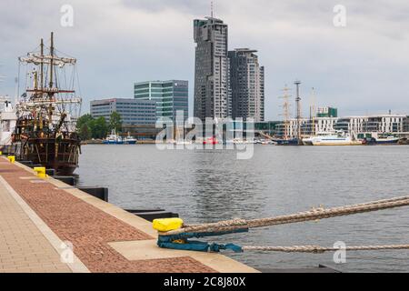 Gdynia, Polonia - 30 giugno 2020: Architettura moderna di Gdynia. I grattacieli Sea Towers. Foto Stock