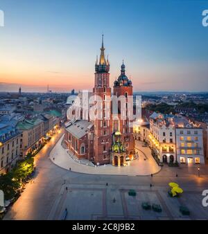 Cracovia, Polonia. Vista aerea della Basilica illuminata di Santa Maria (Bazylika Mariacka) all'alba Foto Stock