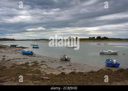 ÎLE DU SAINT-CADO, BRETAGNA, FRANCIA: Vista del porto di pesca dove le chiatte rimangono ancorate a bassa marea Foto Stock