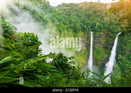 Vista mozzafiato della cascata Tad Fane nella nebbia mattutina, grande cascata gemella nella nebbia, destinazioni di viaggio nel Laos del Sud. Foto Stock