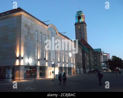 Im Vordergrund Links die Filiale von C&A. Foto Stock